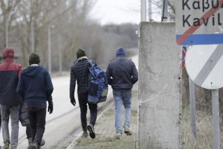 Μασκοφόροι μετανάστες στις υπηρεσίες της ΕΛ.ΑΣ. στον Εβρο
